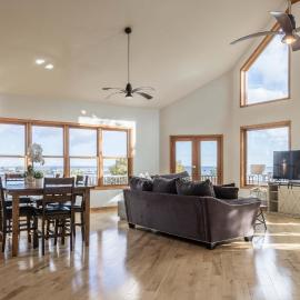Mackinac Island Cabin Steps to Ferry Sleeps 12، فندق في سانت إيغناس