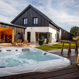 Residence Smržovka - Luxury House with Swimming Pool, Jacuzzi, Garden and BBQ
