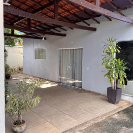 Casa aconchegante e espaçosa à 6 min da Praia - Ar condicionado - WIFI - Cozinha Completa - Garagem, hotel in Rio das Ostras