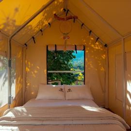 Cabaña tipi ñeque con vista al bosque, hotel in Silvania