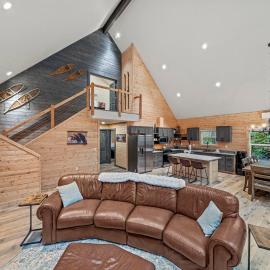 Lux Rainier Chalet With Hot tub, Sauna-Fireplace, WiFi