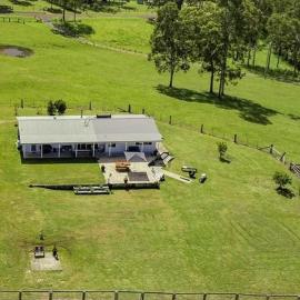 Omaroo - country house at Shallow Bay - air con - pet friendly, hotel in Tuncurry