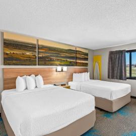 Viesnīca Days Inn & Suites by Wyndham Des Moines Airport pilsētā Demoina