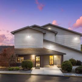 Super 8 by Wyndham New Stanton, hotell i New Stanton
