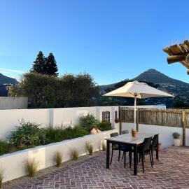 Ibis Cottage Hout Bay with Mountain View Terrace, hotel in Hout Bay