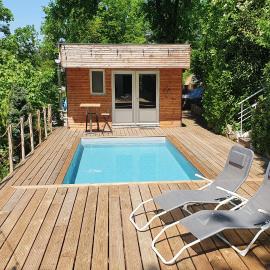 Chalet avec piscine dans un cadre verdoyant, Hotel in Aywaille