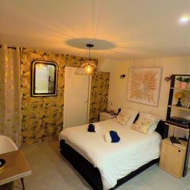 Charmant studio en Ardèche - village médiéval, hotel em Burzet