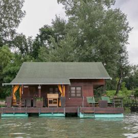 Morning Star River Retreat - A Boathouse in Belgrade, hotel in Belgrade