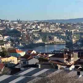 New Douro Tower 305 with shared pool and parking: Vila Nova de Gaia'da bir otel