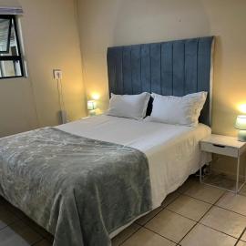 Cute Tranquil Pool Side Apartment, Hotel in Cape Town
