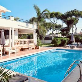 Villa Tesoro, Port Adriano, Sunny South West, Close to Beach, Large Pool, Tennis Court, hotel em El Toro
