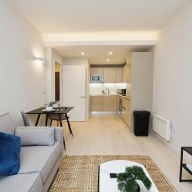 Modern 1 Bed Apt Bracknell- with parking، فندق في براكنيل
