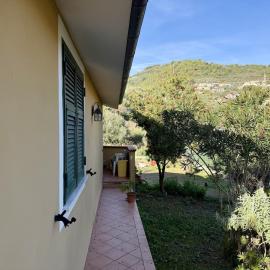 HOST4U IMPERIA - Casa Carla con Giardino e Parcheggio Privato a 5 minuti dal Centro Città