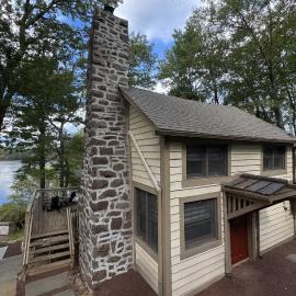 Lakefront Cabin with Hot Tub, Views & Fireplace, hotelli kohteessa Lake Harmony