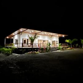 Azlins House, hotell i Tena