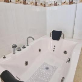 Hospedaje Tunari - Chalet de Lujo con Jacuzzy, Jardin, Horno y Barbacoa a Leña, hotel Quillacollóban