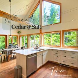 Cedar and Salt - By the beach with hot tub and sauna、トフィーノのホテル