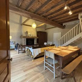 Gîte paisible 8 pers avec jardin proche Parc Le Pal - FR-1-489-613, hôtel à Diou