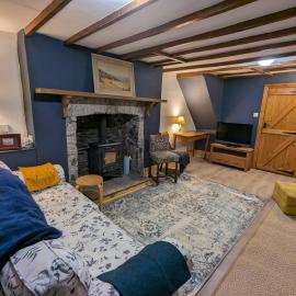 Cosy cottage, sleeps 4, near trails, own parking