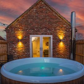 Luxury barn with private wood fired hot tub، فندق في سيلبي