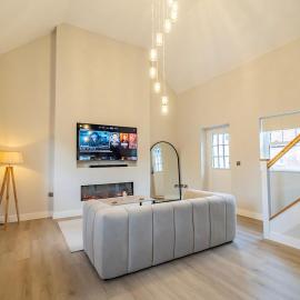 Unique luxury barn with private wood-fired hot tub، فندق في سيلبي