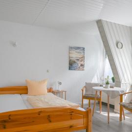 Doppelzimmer Duenenhaus UNR 4 strandnah Urlaub Fam Rissel, hotel en Ückeritz