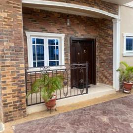 Beautiful 2 beds with self compound and private parking space, hotel di Iju Junction