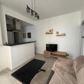 Charmante maison cosy à Fontenay sous-bois avec OPTION PARKING, hotel in Fontenay-sous-Bois