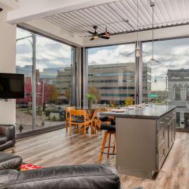 Penthouse City Overlook 2BR Apartment - free parking โรงแรมในแอพเพิลทัน