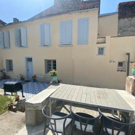 3 pièces au rez de chaussée centre historique, calme, vue sur le jardin, hotel din Foix