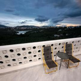 Bee Home Di Linh 45A Nguyễn Trung Trực Lầu 2 - view hồ, hotel in Di Linh