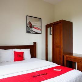 RedDoorz at Solo Baru, hotel en Grogol