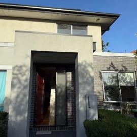 Comfortable Private Room in Kew East Townhouse - Shared Bath - Free Street Parking - Family-Friendly