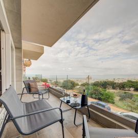 Ridge View Rooms - in a Shared Apartment - Sea Views, hotel in Mellieħa