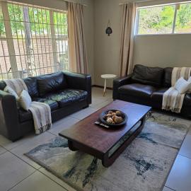 Honeywood Stays "Spacious 2 Bedroom Unit - Near Airport, Free Parking & Wi-Fi, Private Garden, hotel in Gqeberha