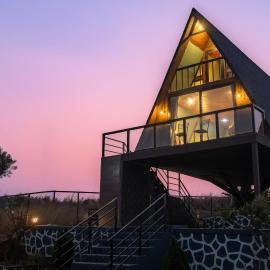 Peak & Paddle by VEO, StayVista - 1BHK Lake-View Mountain-View Villa, hotel v destinaci Bhor