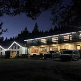 Райски кът “Еленова поляна”, Hotel in Dobărsko