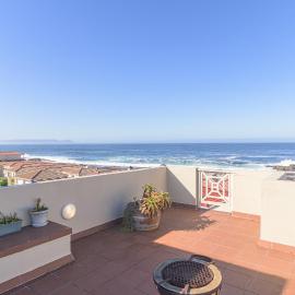 Oceanfront Escape with Spacious Balcony Hermanus