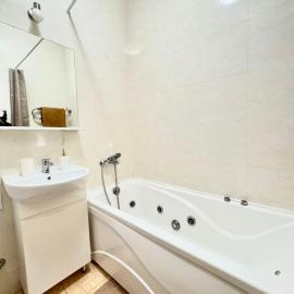 Excellent Comfort with Jacuzzi Nayki Subwey, hotel a Charkiv