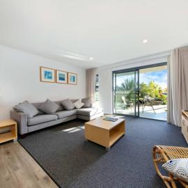 Corrigans Poolside Apartment Batehaven، فندق في Batehaven