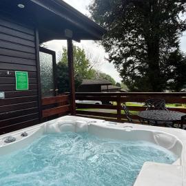 Birch Lodge 23 with Hot Tub, hotel in Newton Stewart