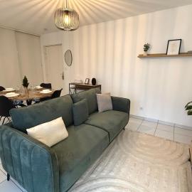 Le Clair de Lune Elegant T3 with Private Parking, hotel a Maubeuge