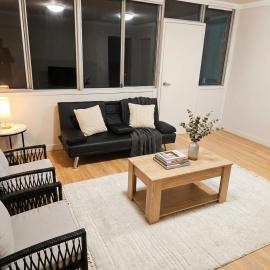 Huge 3Bed House and Backyard & 4 Car Park spaces and Near Parramatta, hotel in Wentworthville