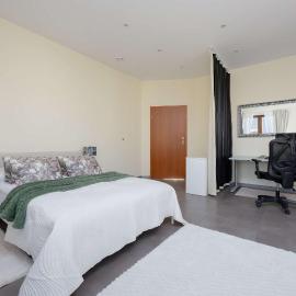 Przestronny Dom z 3 Sypialniami w Doskonałej Lokalizacji w Pobliżu Lotniska by Noclegi Renters, Hotel in Warschau