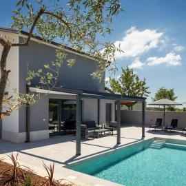Modern villa Ana with 2 bedrooms in Tinjan, hotel u gradu Brečevići