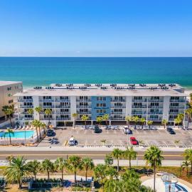 Escape to Beach Oasis! Family Friendly, Updated Beachside Condo with Heated Pool!, hotel in Clearwater Beach
