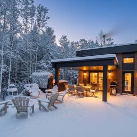 Spa - Chalet Sur Les Sentiers du Pic-Bois, ξενοδοχείο σε Adstock