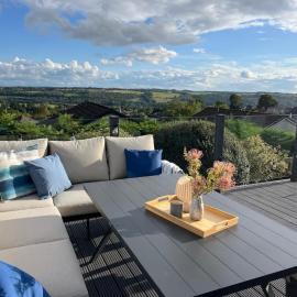 Stylish 3 Bedroom with Balcony and Amazing View, hotel in Dollar