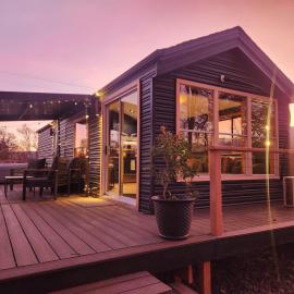 Cozy Covelo Tiny Home - Hot Tub & Oaks, מלון בCovelo