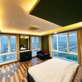 Goldcrest crown Apartments with balcony in DHA Lahore, hotell i Lahore
